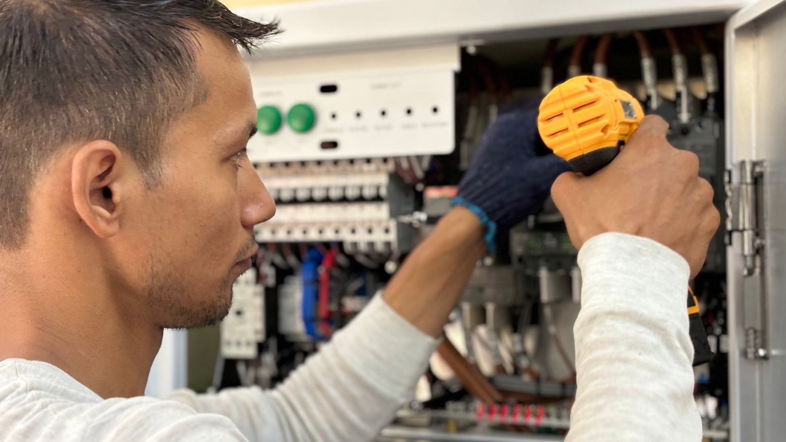 ¿Cuánto cuesta una instalación eléctrica industrial en Chile? Guía de precios 2026